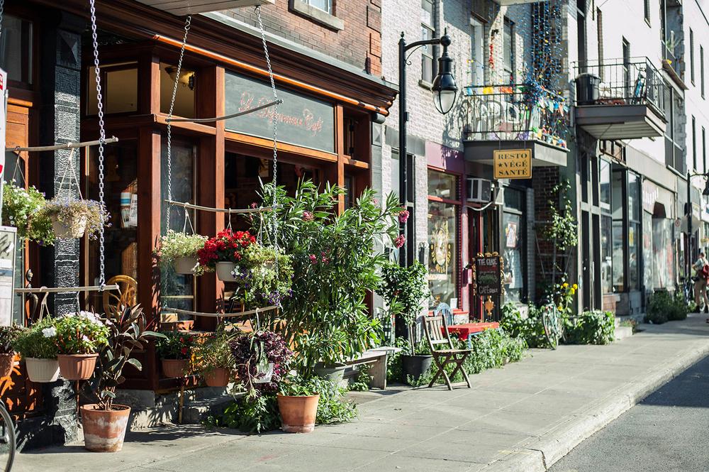 Large bedroom with double wardrobe and private balcony in lovely Mile